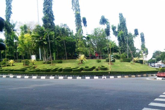 Bersepeda di Diponegoro Park