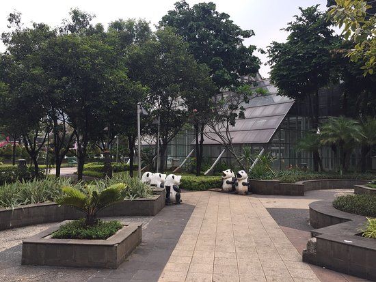 Bersepeda di Taman Menteng
