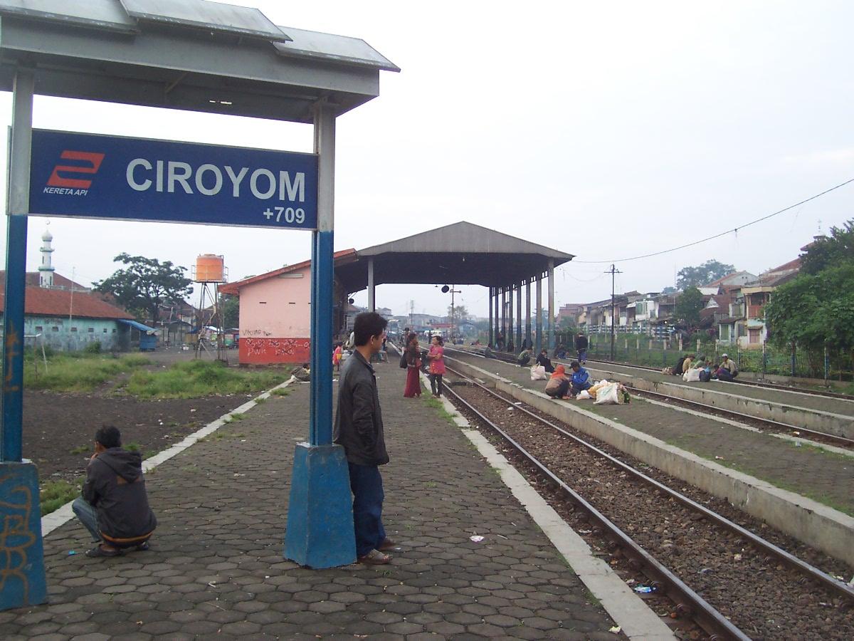 Stasiun Ciroyom