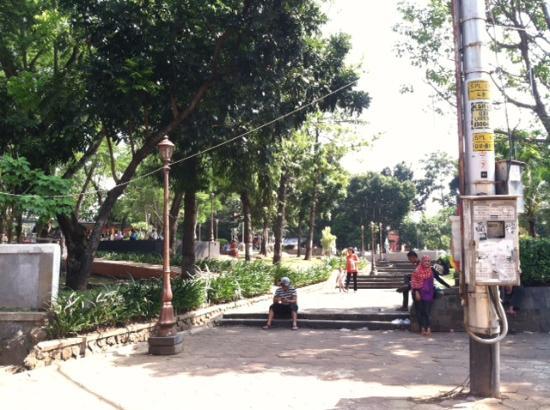 Berjalan di Taman Menteri Supeno