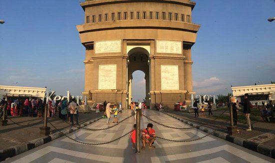 Monumen Simpang Lima Gumul Kediri