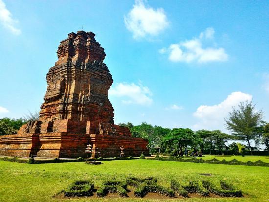 Candi Brahu dan Gentong
